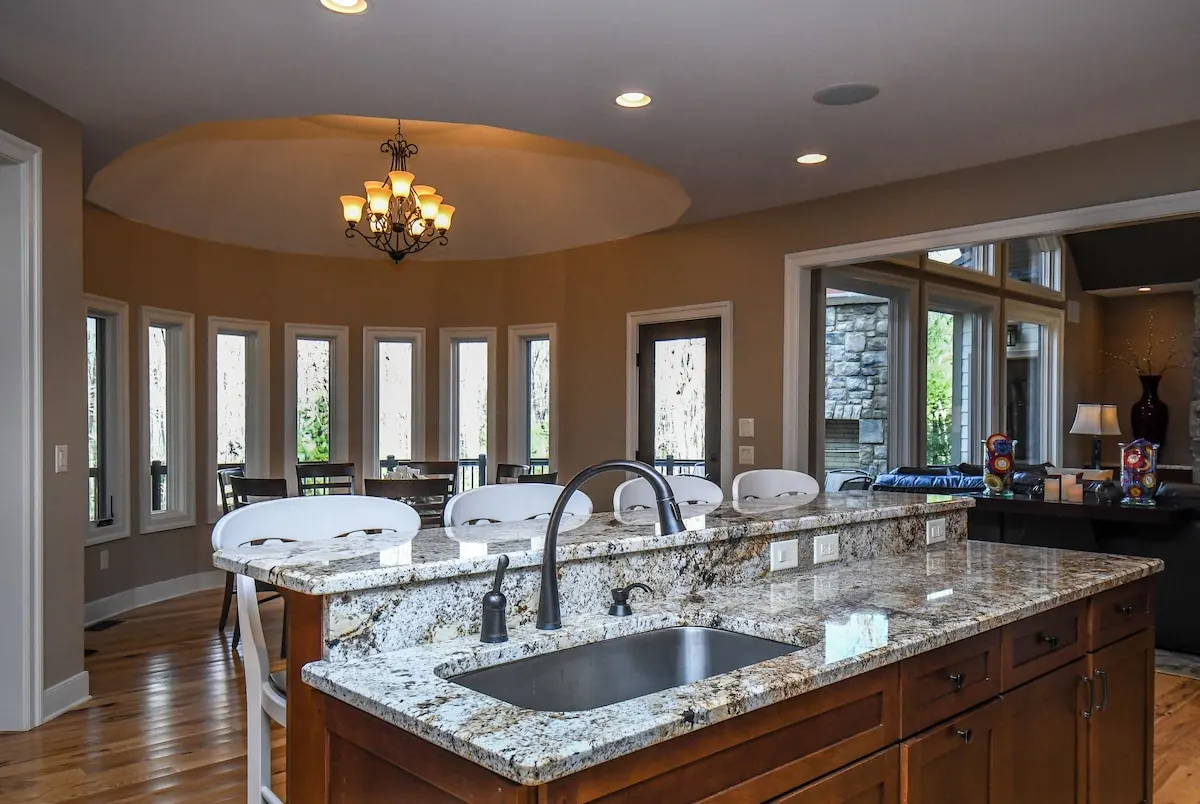 Fully equipped gourmet kitchen